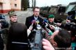 Minister Glváč odovzdal vojakom nové terénne vozidlá