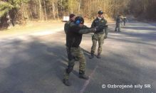 Českí vojenskí policajti v kurze bojovej streľby